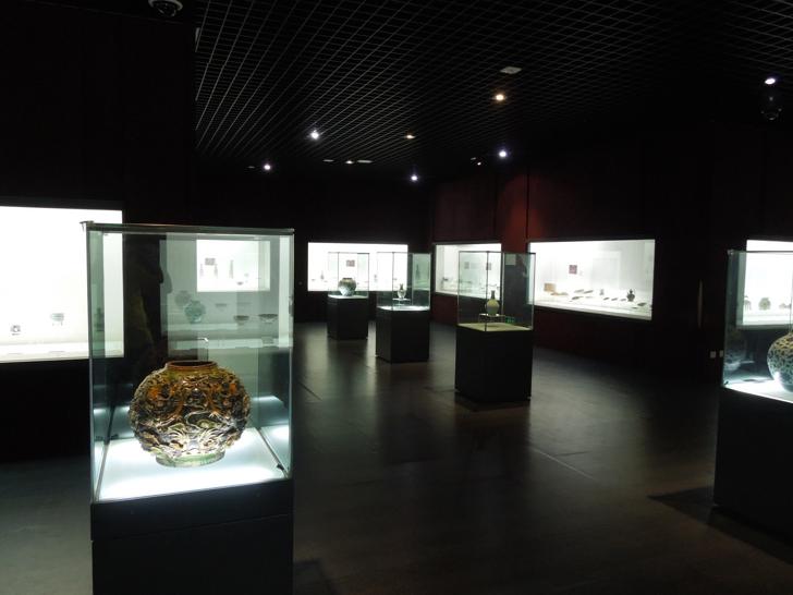Ausstellung mit Keramiken im Dreischluchten-Museum