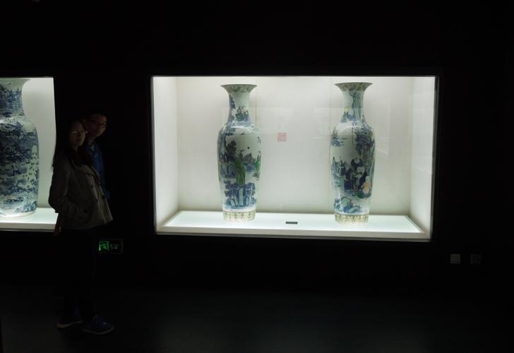 Grosse Vasen im Dreischluchten-Museum in Chongqing