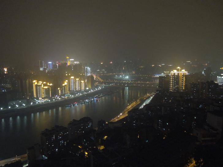 Blick auf den Jialing-Fluss bei Nacht