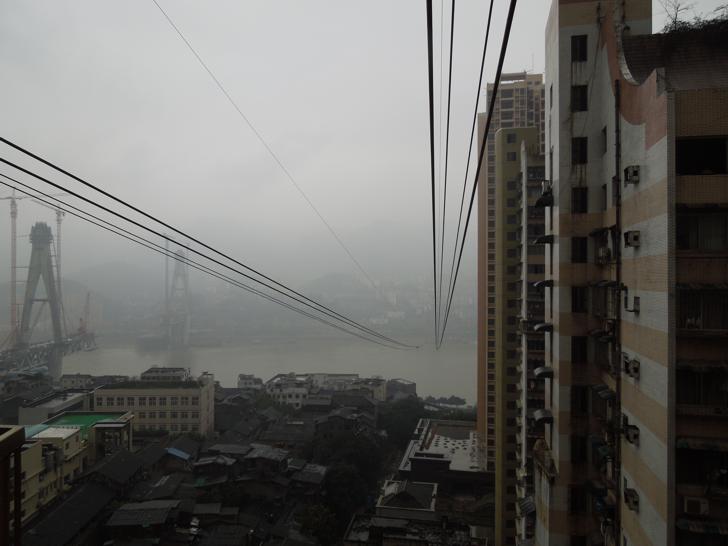Tragseile der Seilbahn entlang der Häuserschluchten von Chongqing