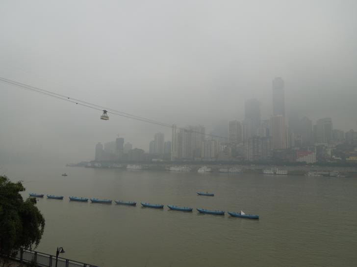 Blick vom gegenüberliegenden Ufer auf den Yuzhong-Bezirk